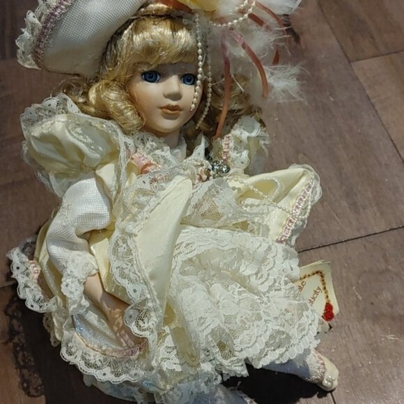 Collector’s Choice 9” seated Musical Porcelain Victorian Doll - Picture 8 of 9
